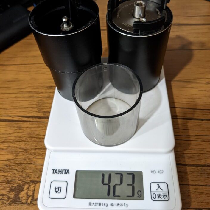 コニカル式コーヒーミルの本体の総重量は423 g
