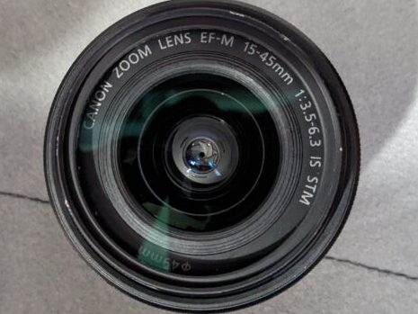 焦点距離 15-45mm が刻印されたカメラのレンズの画像