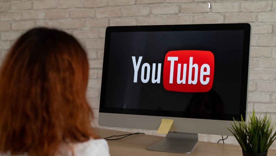 YouTubeのロゴが映し出す、無限の情報とエンターテイメントの世界